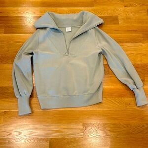 Varley Vine Half Zip pullover in Abbey Stone
Size small